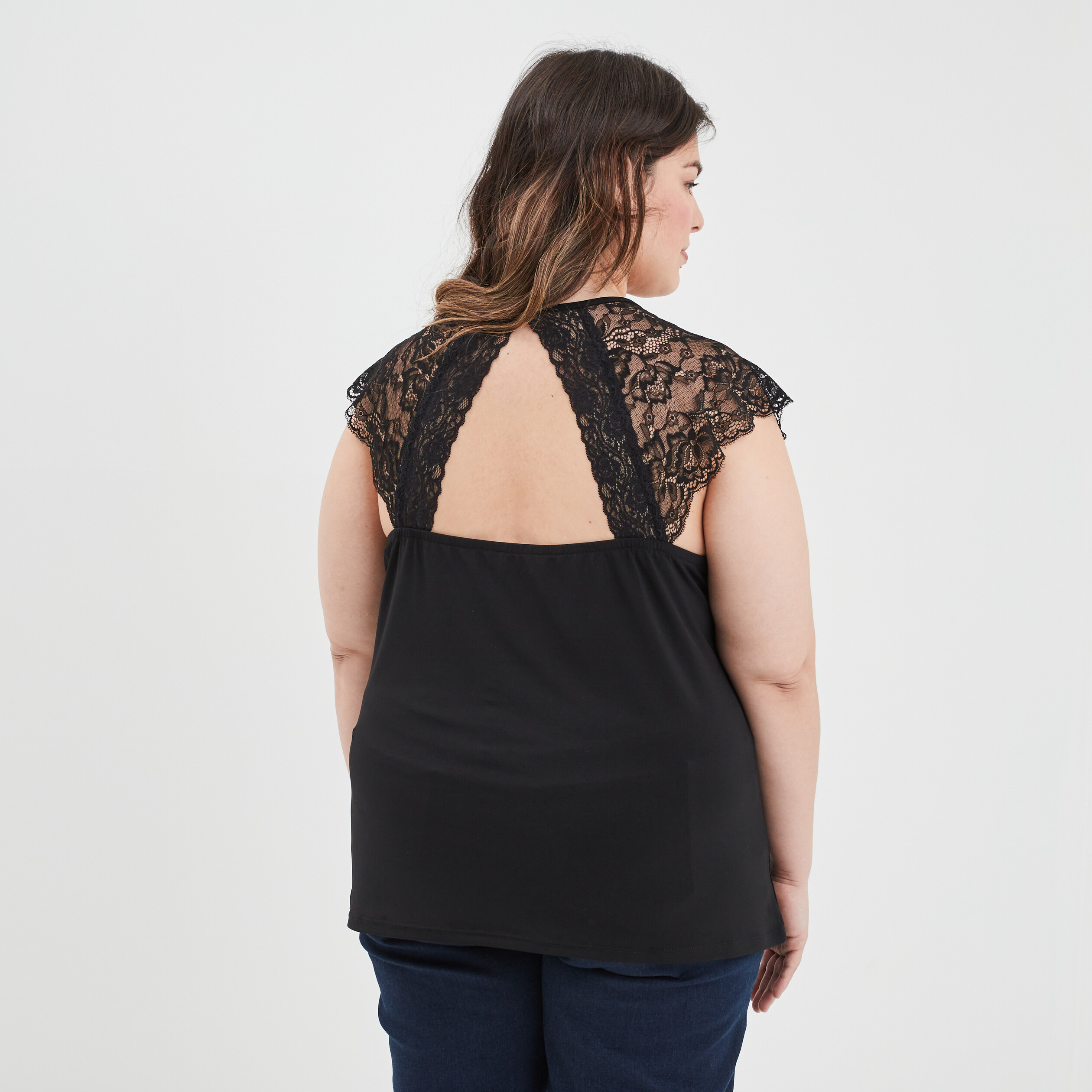 T-shirt épaules dentelle col V Modavista noir femme grande taille | La Halle
