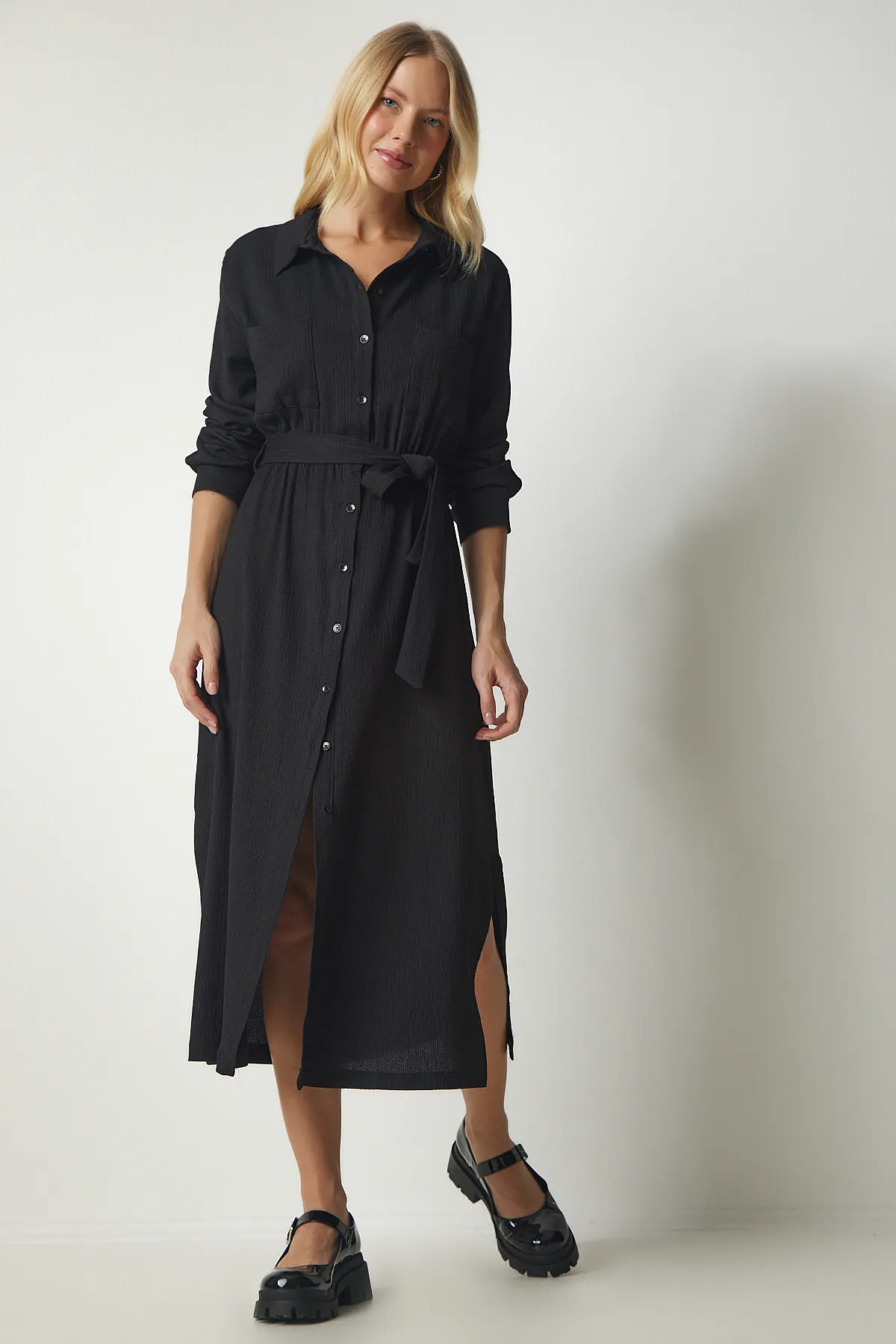 Happiness İstanbul  Schwarzes langes Hemdkleid mit Gürtel für Damen UB00187