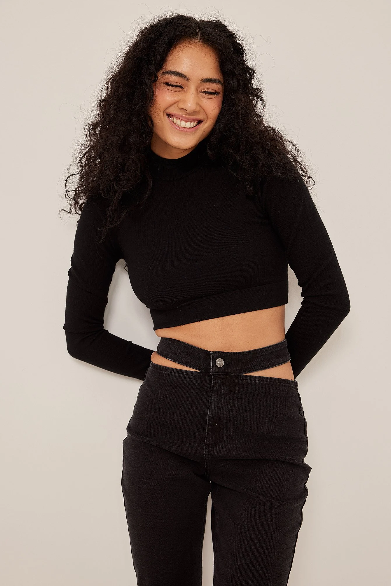 Cut-out-Jeans mit v-förmiger Taille