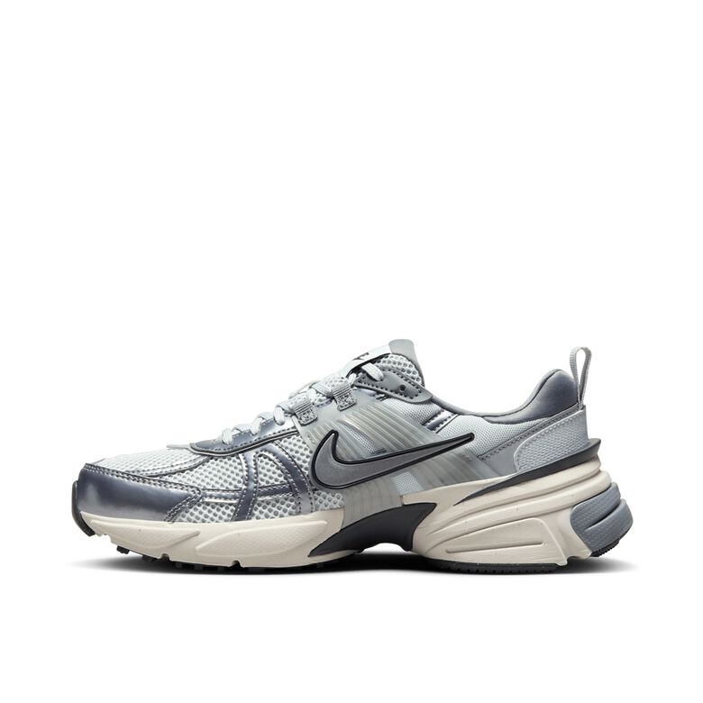 NIKE Wmns V2K Run pure platinum/mtlc cool grey-wolf grey
