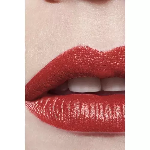 ROUGE ALLURE L'EXTRAIT High-intensity red. an extract of light and care