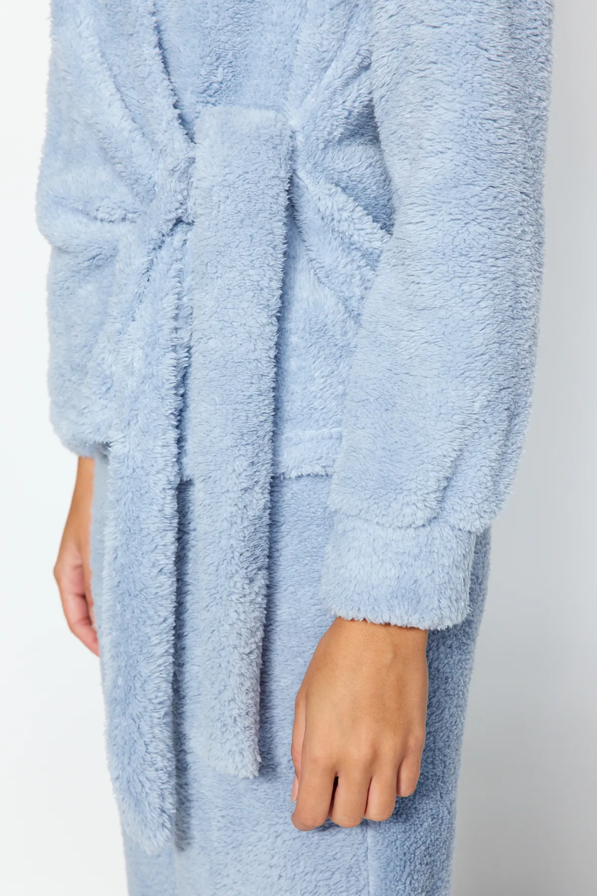 Trendyol Collection  Hellblaues Pyjama-Set aus Strick mit zweireihigem Kragen und Wellsoft-Hemd und -Hose THMAW24PT00033