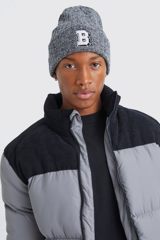 Gerippte Beanie mit B-Aufnäher