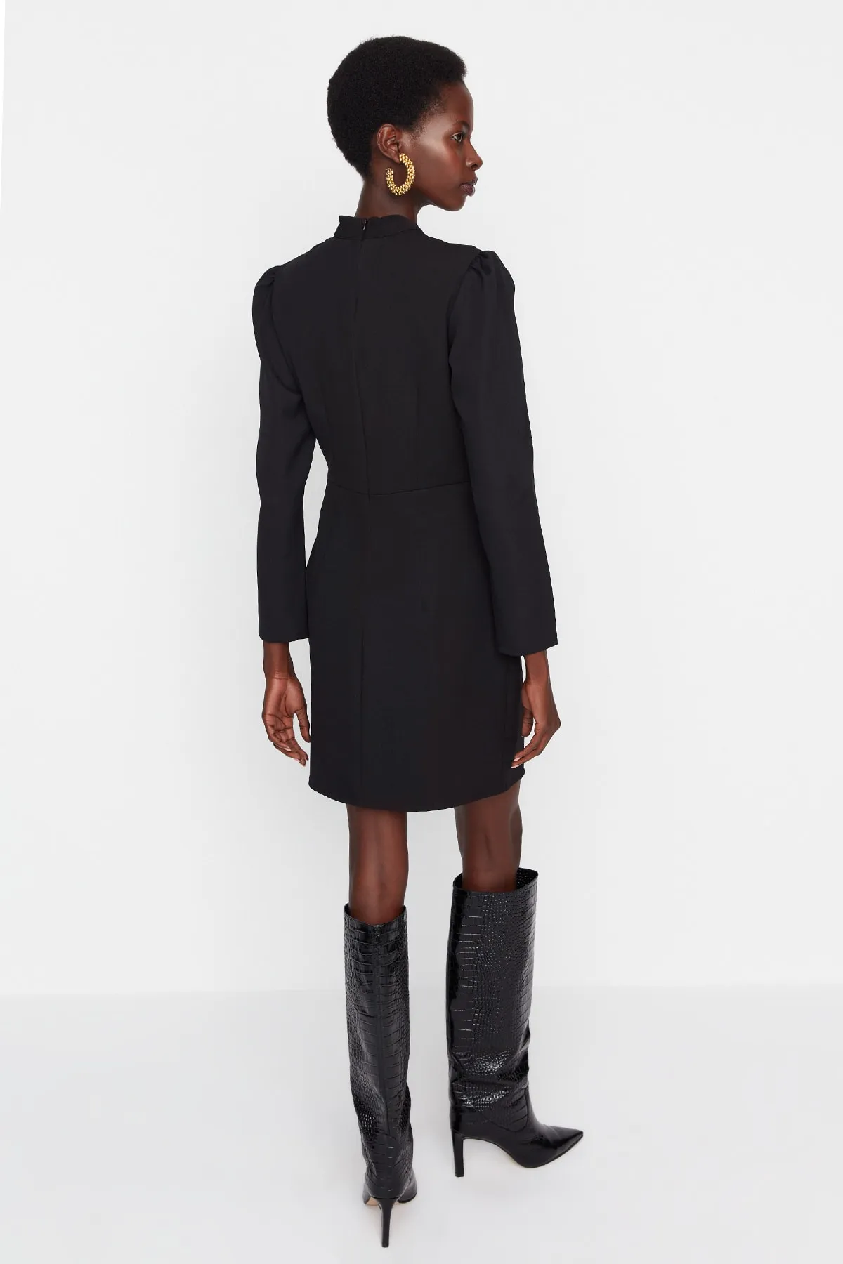 Trendyol Collection  Schwarzes Mini-Webkleid mit A-Linien-Kragen und detailliertem Detail TWOAW22EL0393