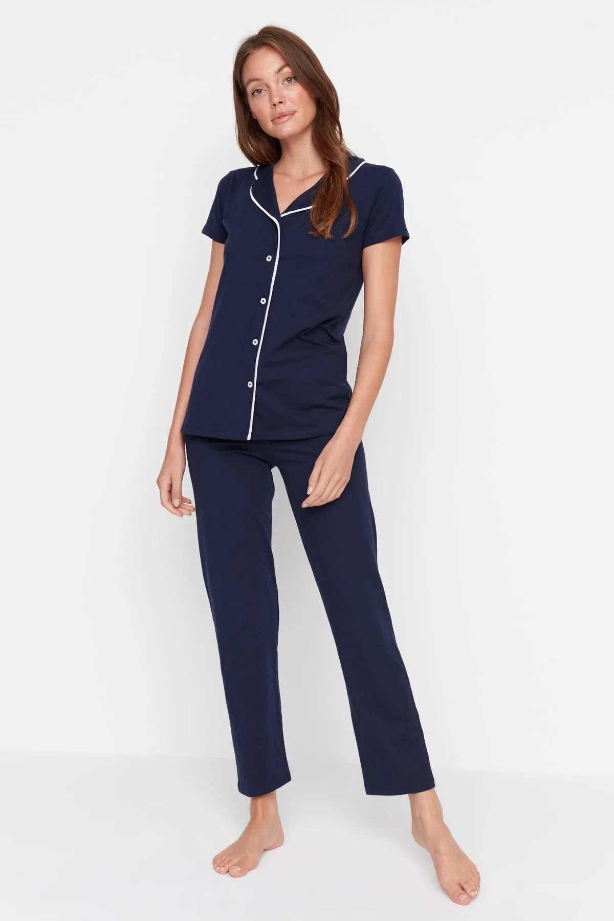 Trendyol Collection  Marineblaues, mit Baumwollpaspeln versehenes, gestricktes Pyjama-Set aus Hemd und Hose THMAW22PT1038