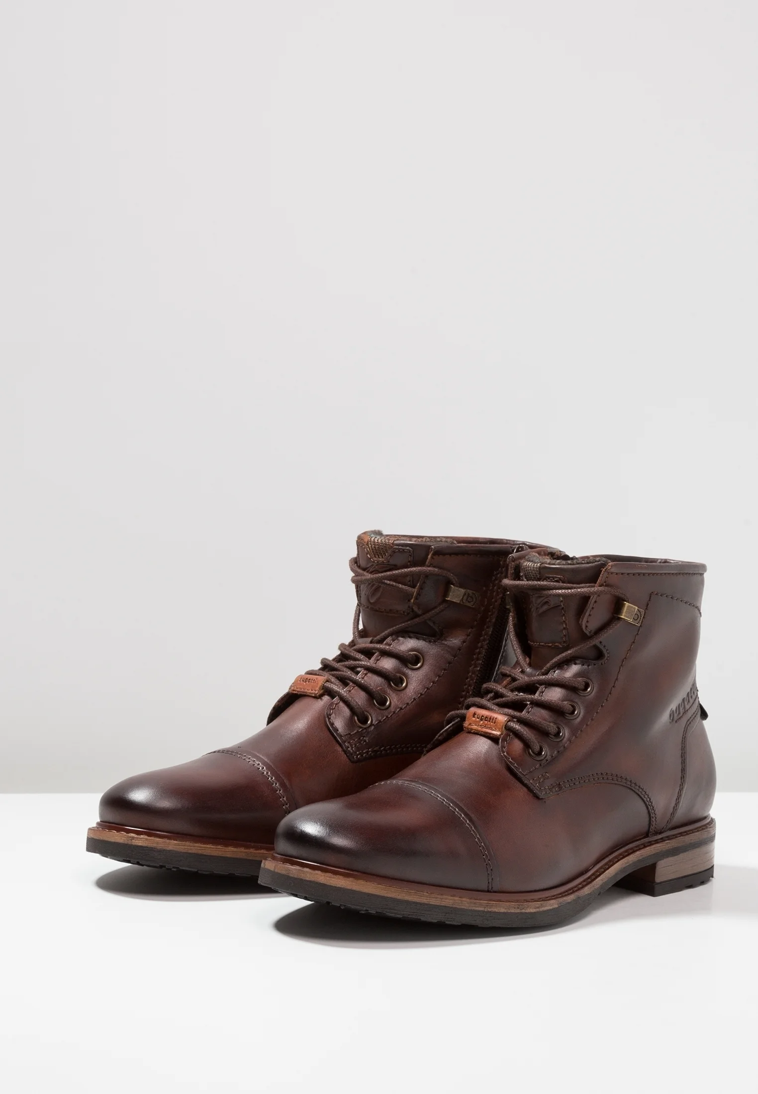 Botines con cordones Bugatti