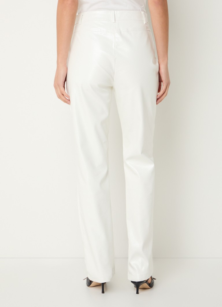 Calça NIKKIE Luz de cintura média, corte reto, em couro sintético texturizado.