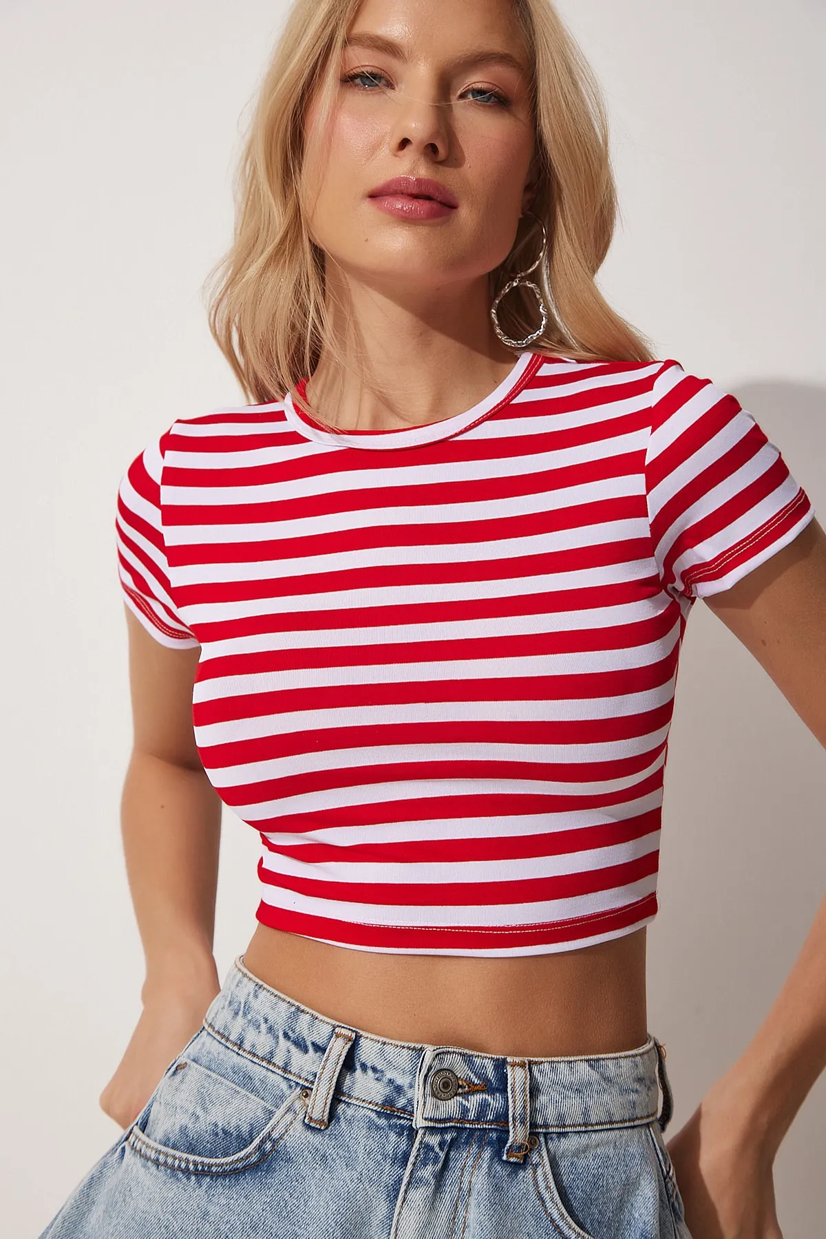 Happiness İstanbul  Rot-weiß gestreiftes, kurzes Strick-T-Shirt für Damen AA00038