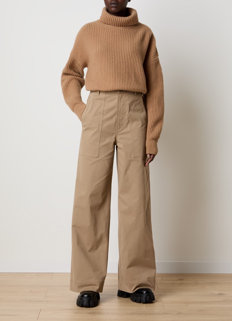 Pantaloni chino Moncler, lejeri, cu talie înaltă și cu buzunare laterale.