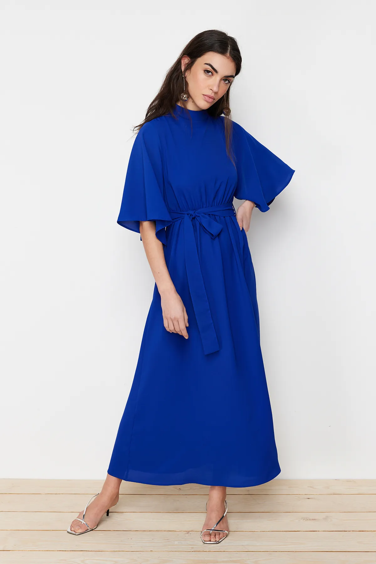 Trendyol Modest  Saks – Gewebtes Kleid mit halblangen Ärmeln und Gürtel TCTSS24DB00009