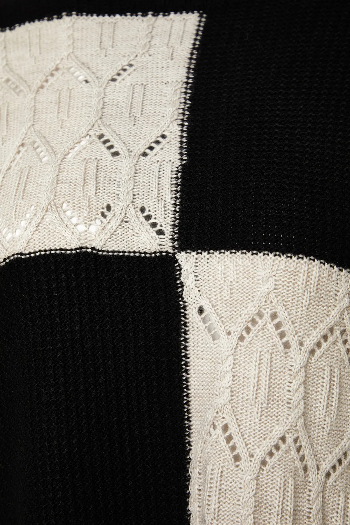 Trendyol Modest  Schwarzer durchbrochener/perforierter Farbblock-Strickpullover TCTAW24AK00055