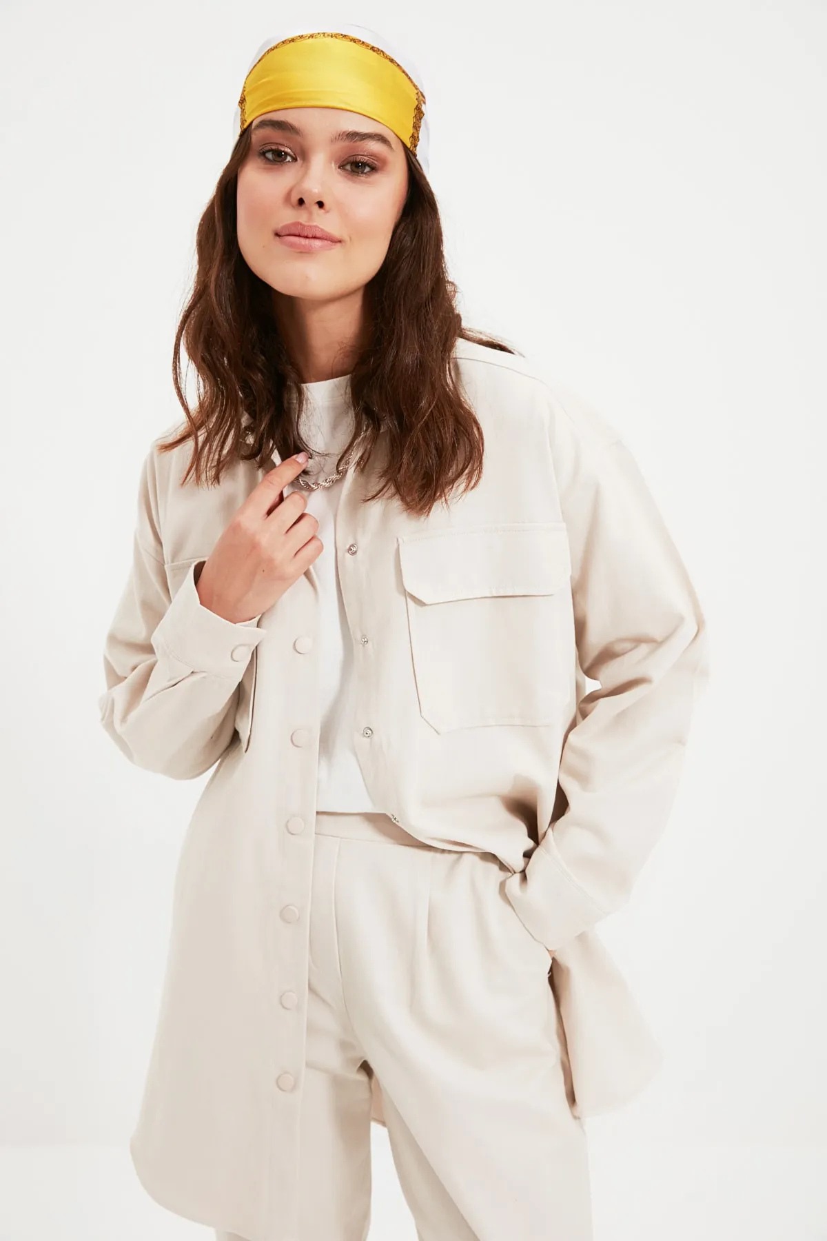 Trendyol Modest  Cremefarbenes, gewebtes Hemd-Hosen-Set mit Taschendetail und Druckknopfverschluss TCTAW22US0013