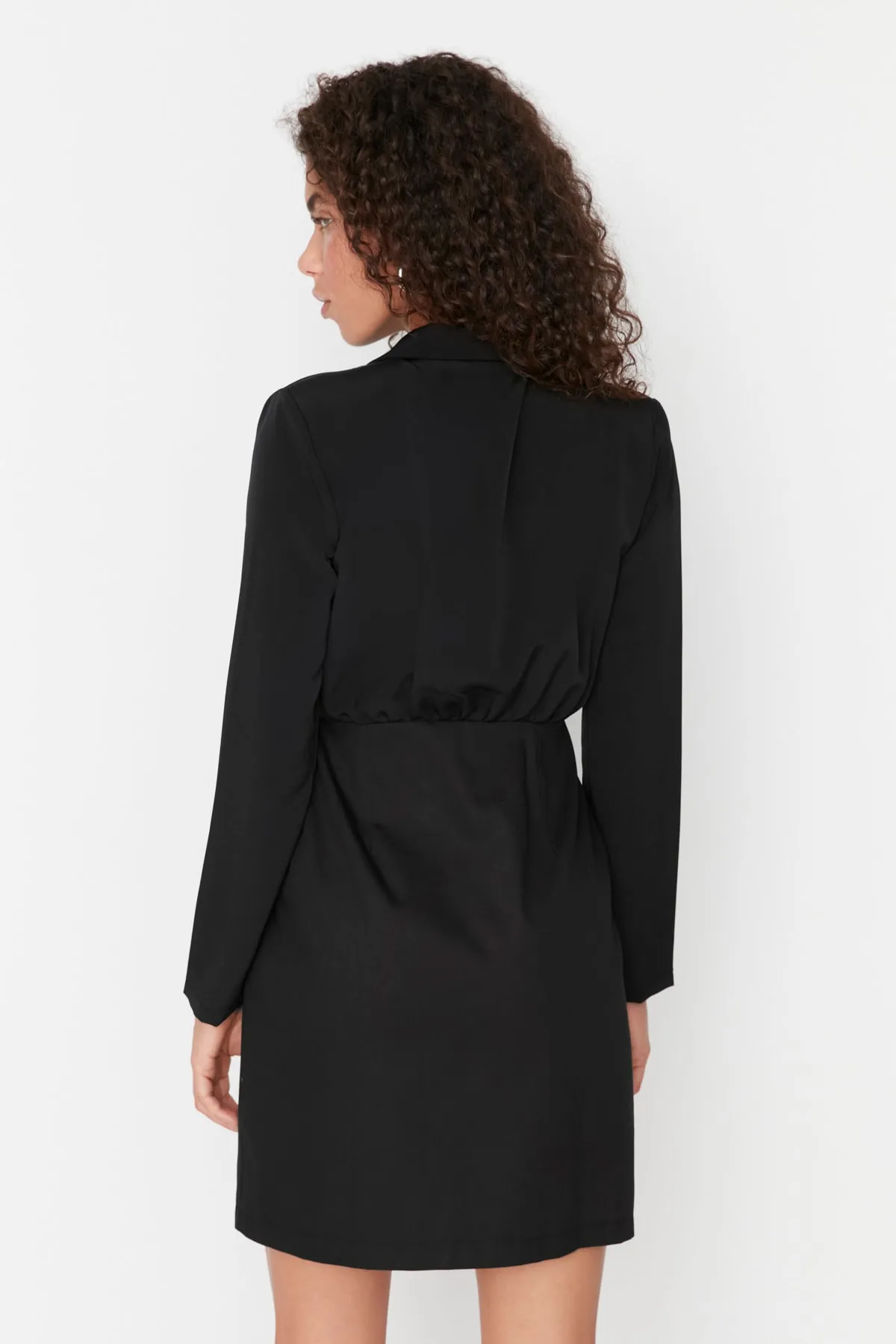 Trendyol Collection  Schwarzes, gewebtes Kleid mit Knopfdetail TWOAW23EL00527