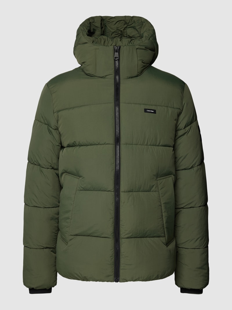 Steppjacke mit Label-Patch in olivgrün