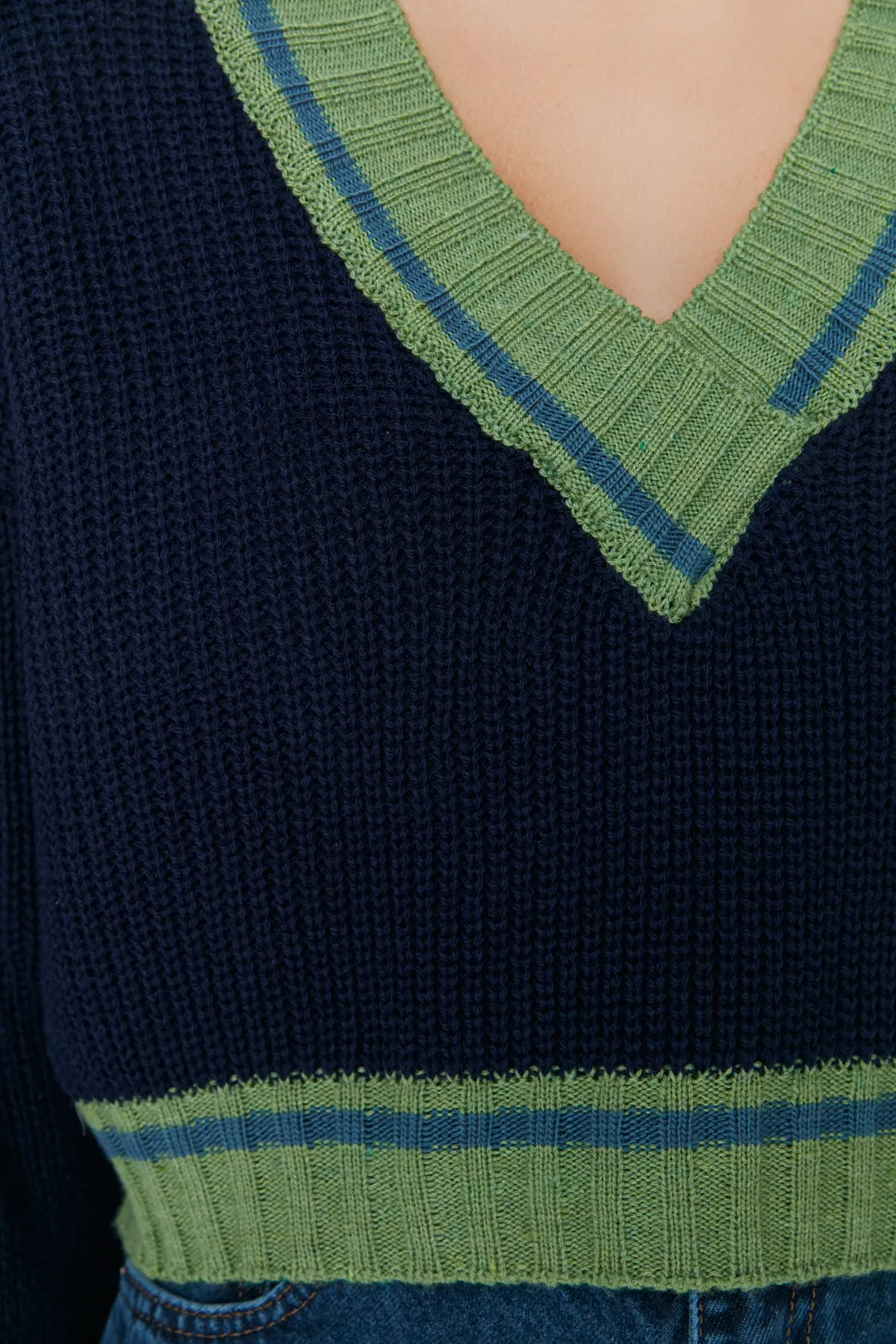 Trendyol Collection  Marineblauer kurzer Strickpullover mit V-Ausschnitt TWOAW22KZ1492