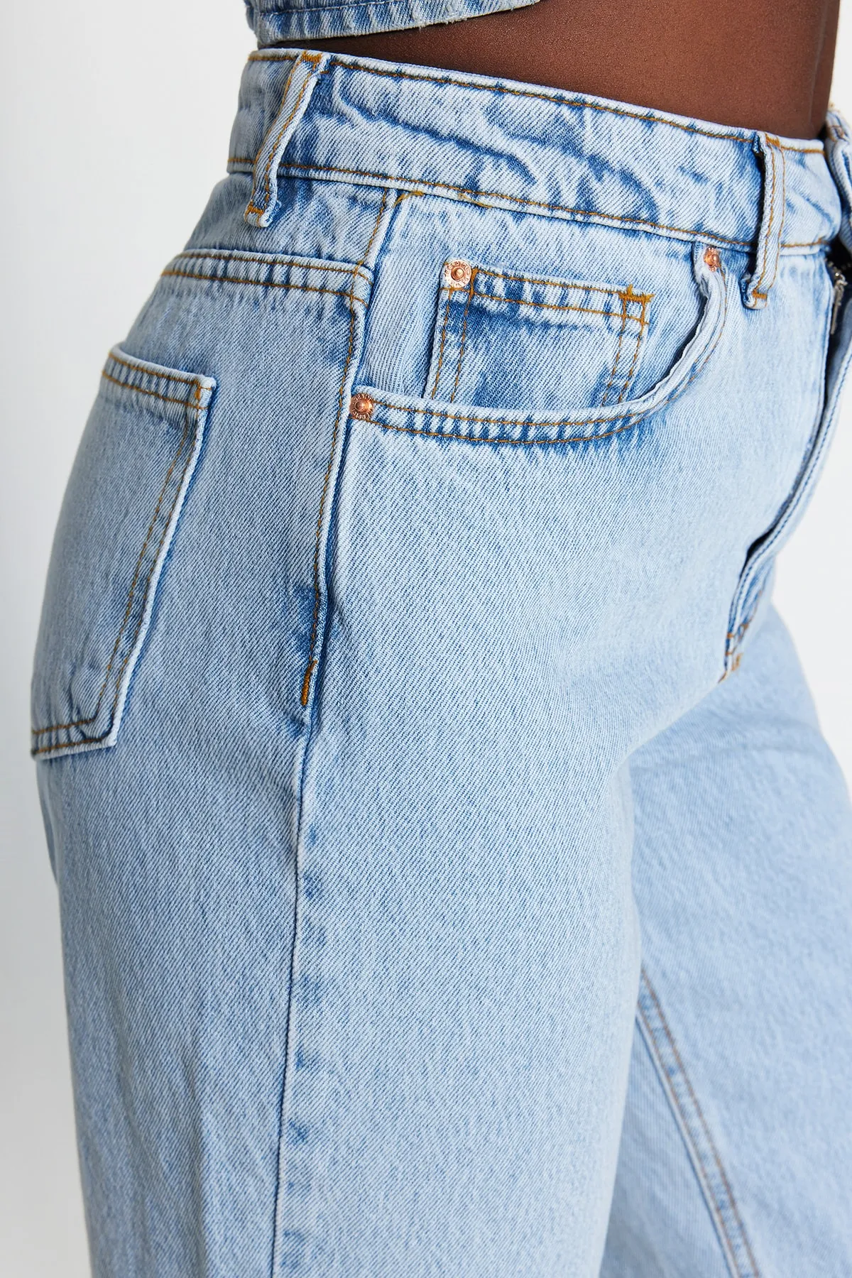 Trendyol Collection  Hellblaue gerade Jeans mit hoher Taille TWOSS23JE00089