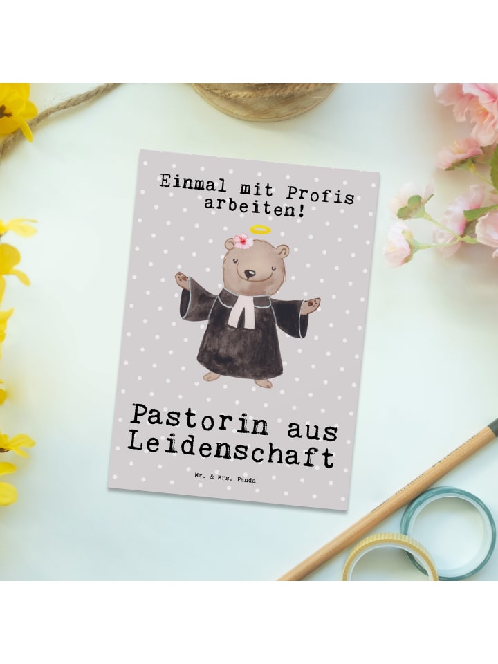 Mr. & Mrs. Panda Postkarte Pastorin Leidenschaft mit Spruch in Grau Pastell günstig kaufen onesize