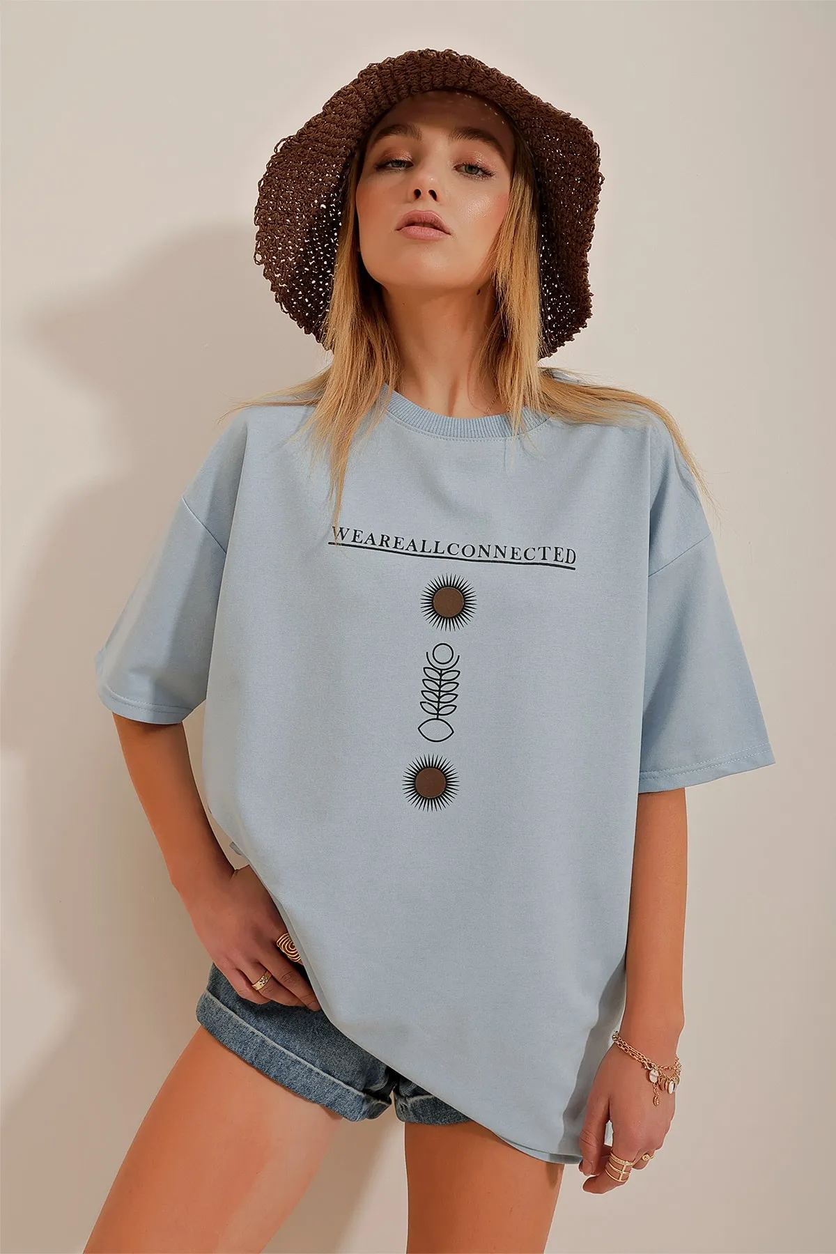 Trend Alaçatı Stili  Blaues bedrucktes Oversize-Unisex-T-Shirt mit Rundhalsausschnitt für Damen ALC-X9577