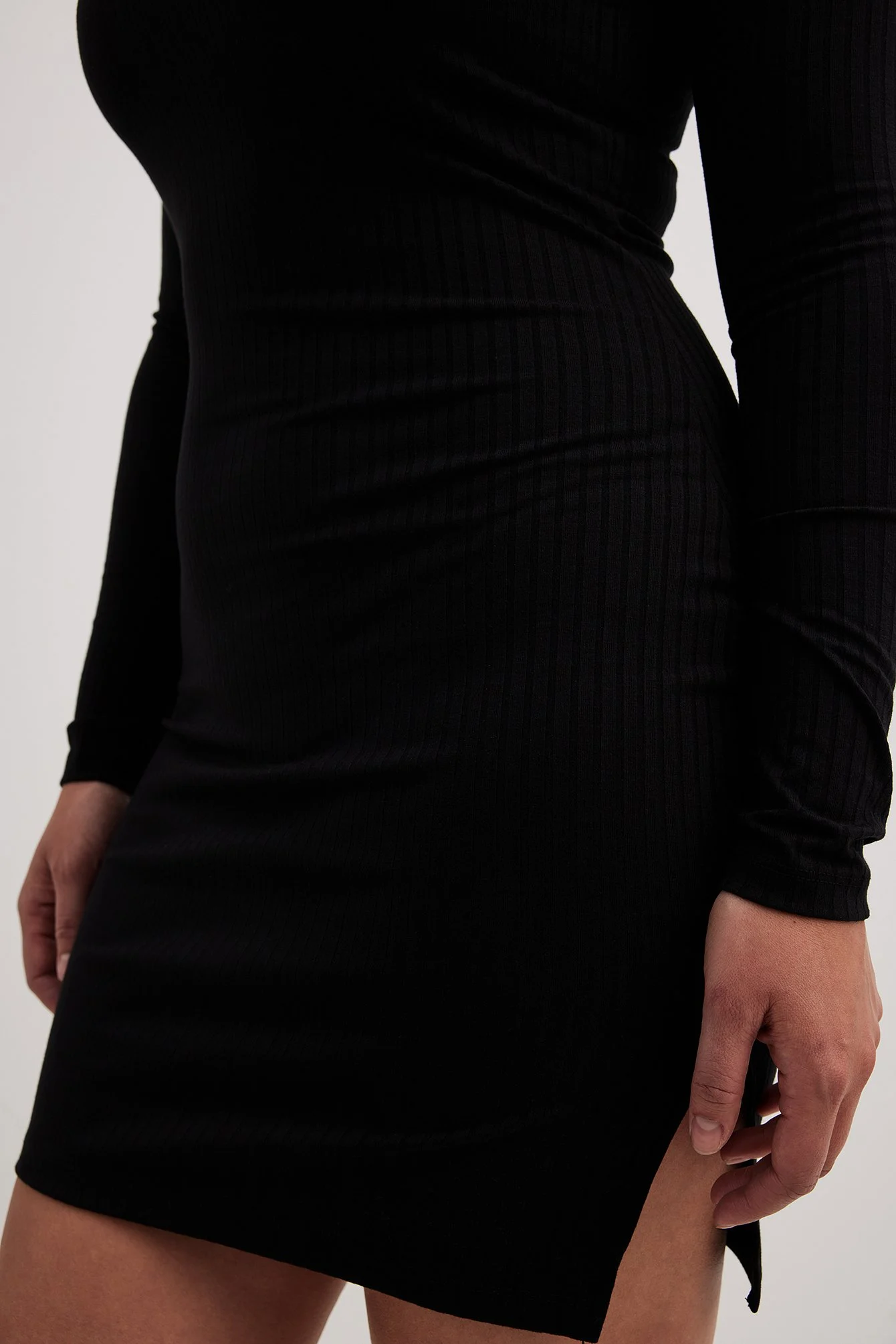 Geripptes Kleid mit Schlitz