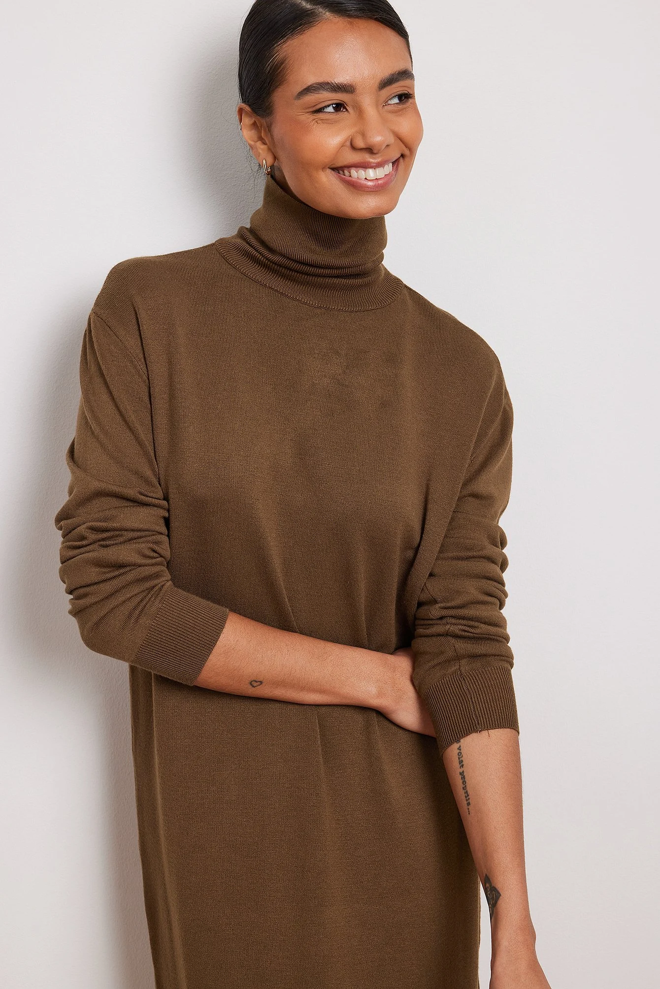 Langes, hochgeschlossenes Strickkleid mit Schlitz