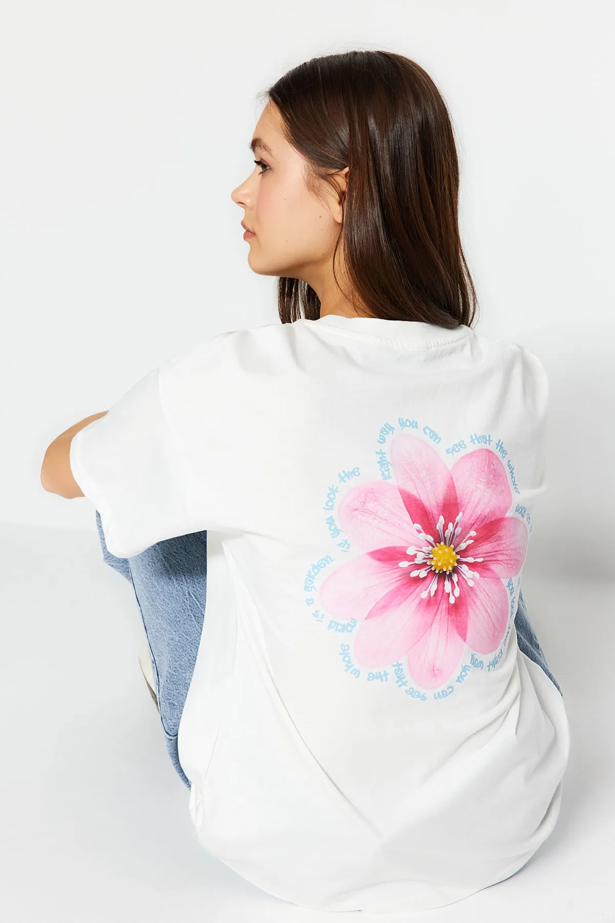 Trendyol Collection  Hochwertiges, ecrufarbenes Strick-T-Shirt aus 100 % Baumwolle mit Rückendruck, entspannter/weiter, entspannter Schnitt TWOSS23TS00374