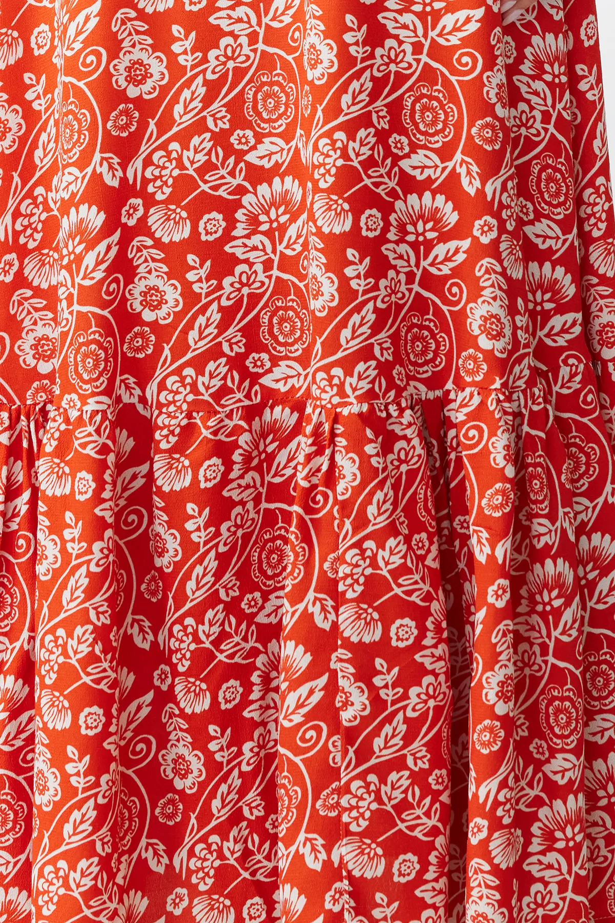 Trendyol Modest  Rotes, mit Blumen gefüttertes, Rüschen-detailliertes, gewebtes Kleid mit Gürtel TCTSS24EB00069