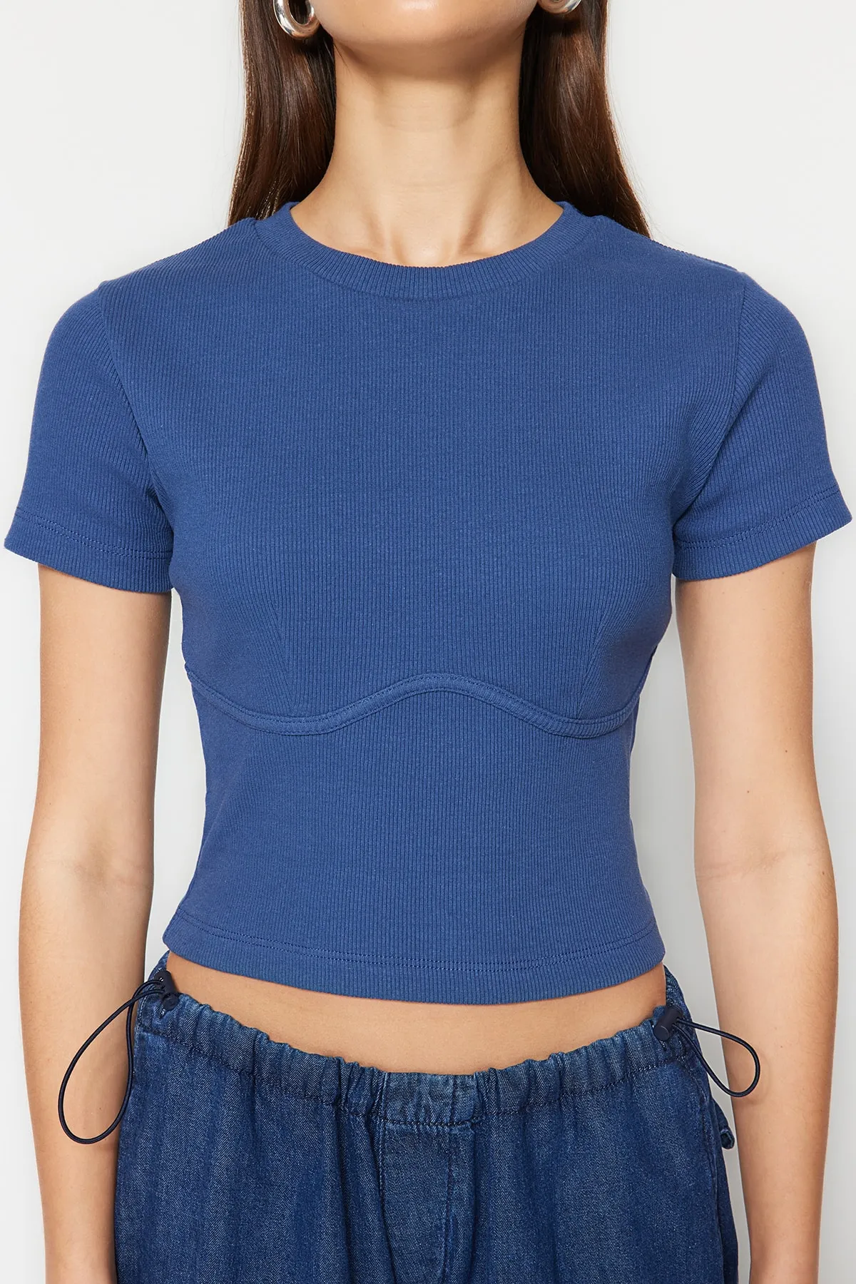 Trendyol Collection  Indigofarbene, gerippte, dehnbare Strickbluse mit Rundhalsausschnitt und detailliertem Rundhalsausschnitt TWOAW21BZ0638