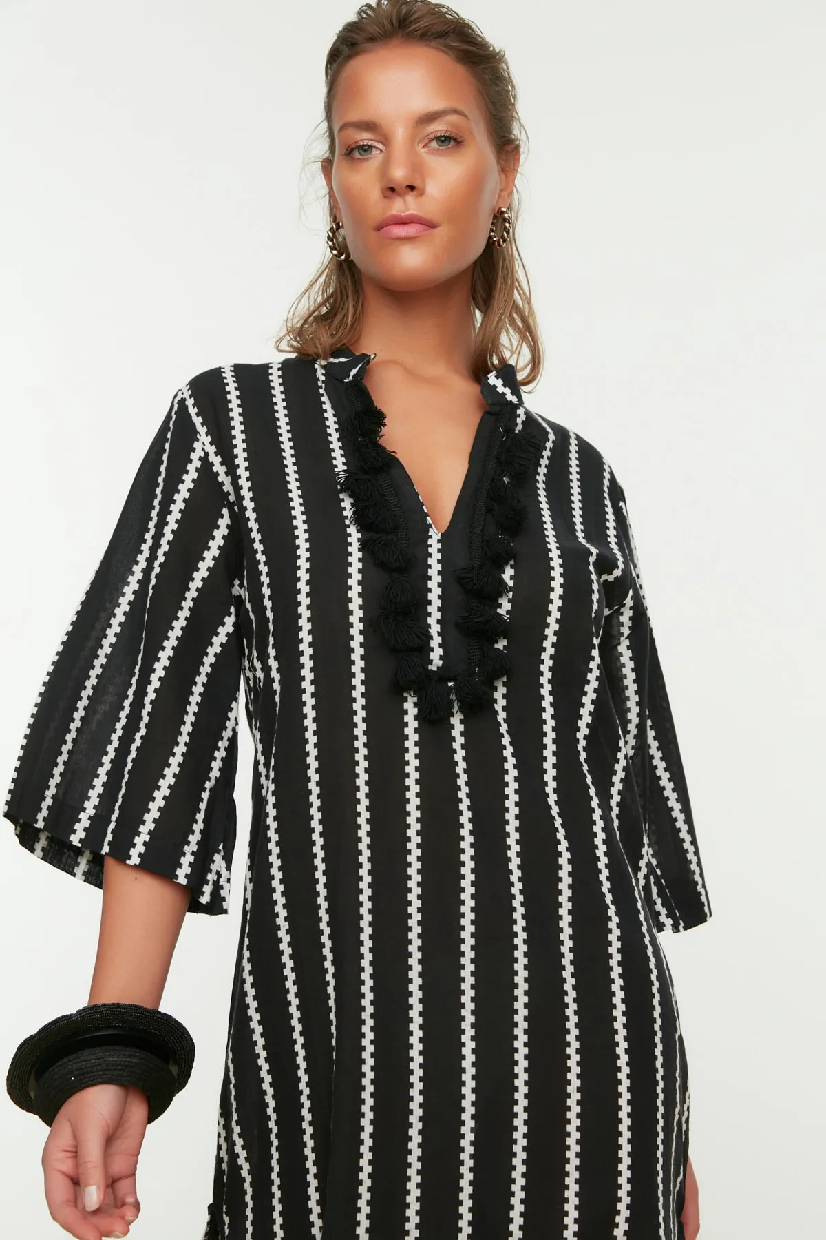 Trendyol Collection  Schwarz gestreifter Maxi-Kimono und Kaftan aus 100 % Baumwolle mit gewebten Quasten TBESS20KM0024