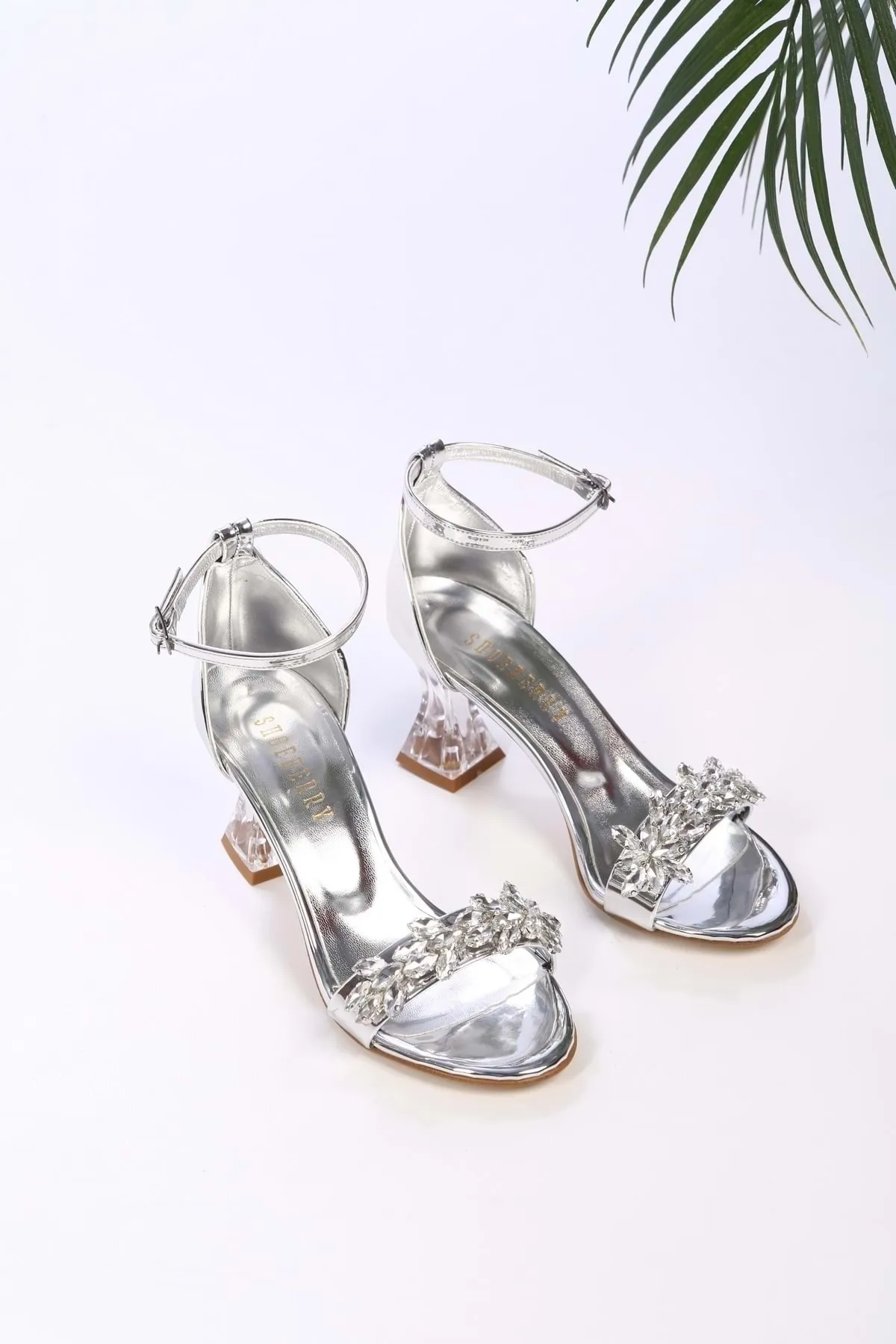 Shoeberry  Damen-Schuhe „Rain“ in Silber mit verspiegeltem Stein und einzelnem Riemen