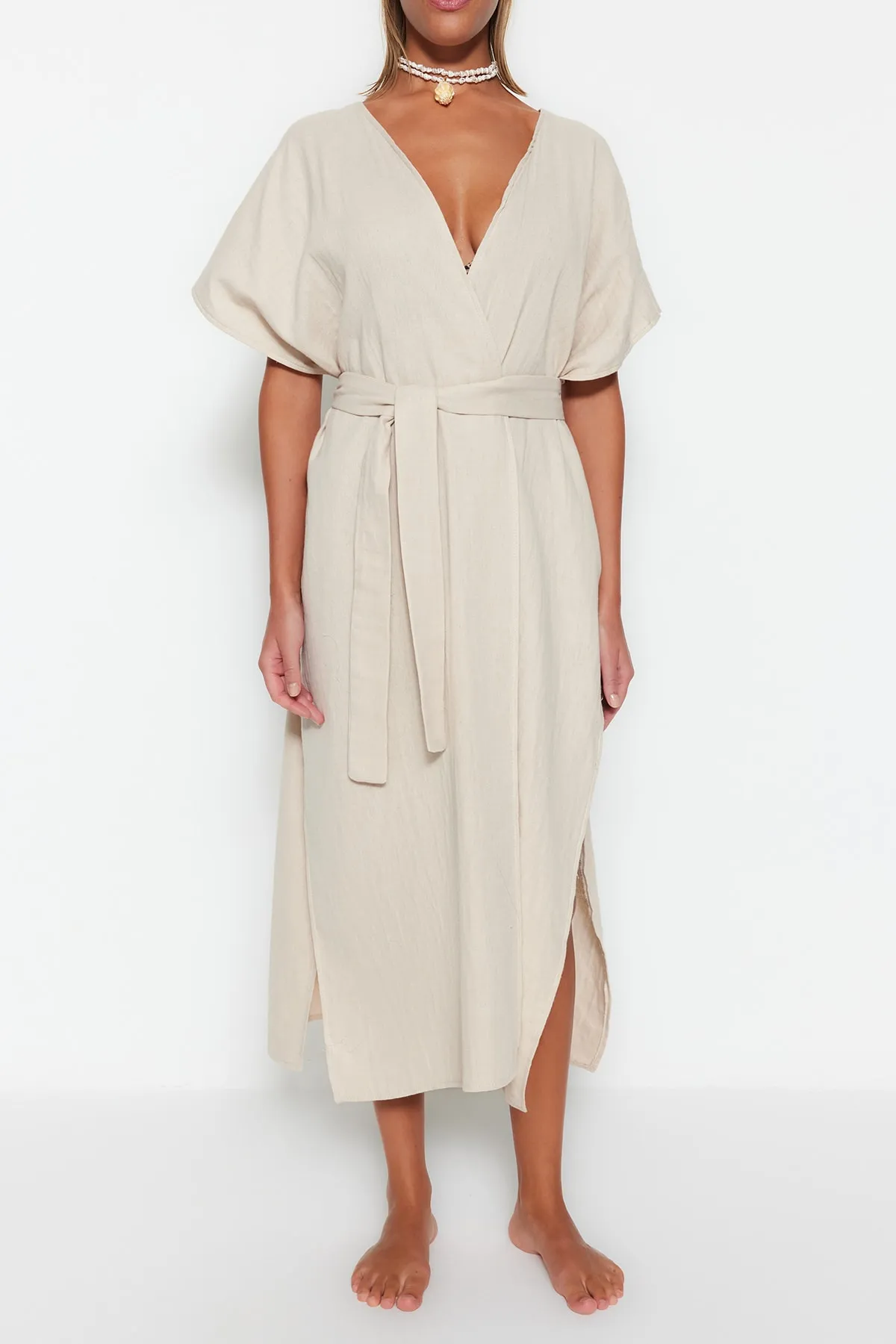 Trendyol Collection  Beigefarbener Maxi-Kimono und Kaftan aus gewebtem Musselin mit Gürtel und Schlitz aus 100 % Baumwolle TBESS23KM00019