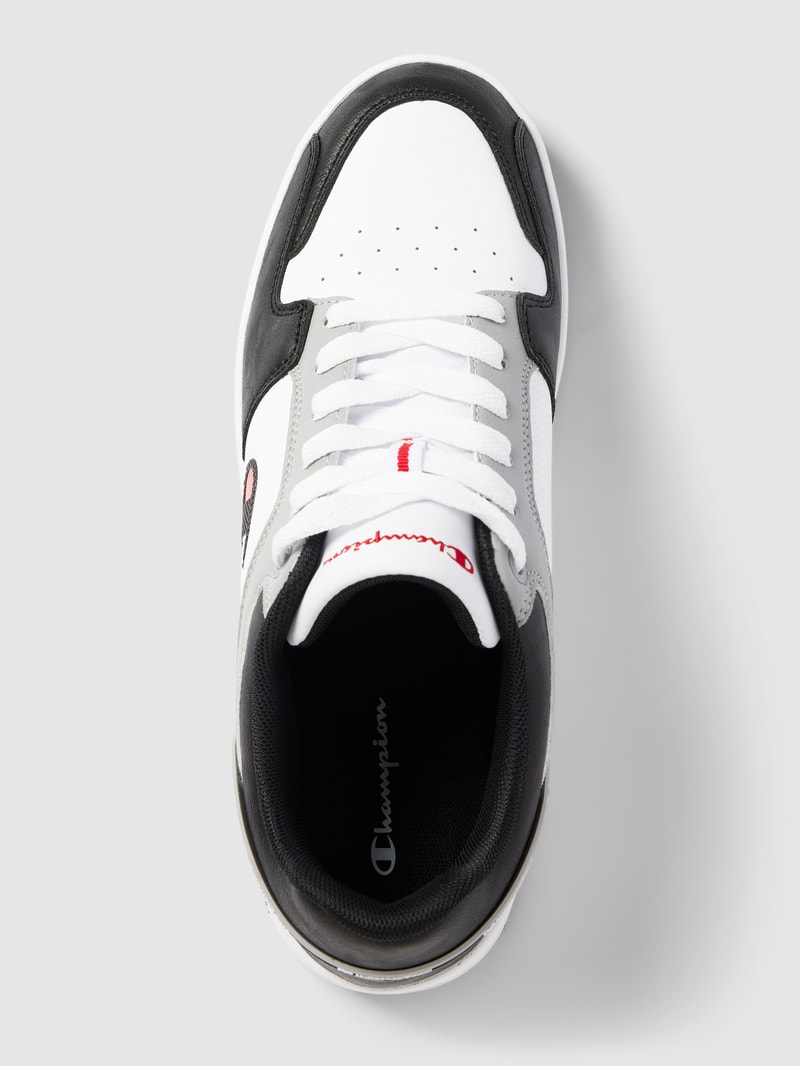 Sneaker mit Label-Detail in hellgrau