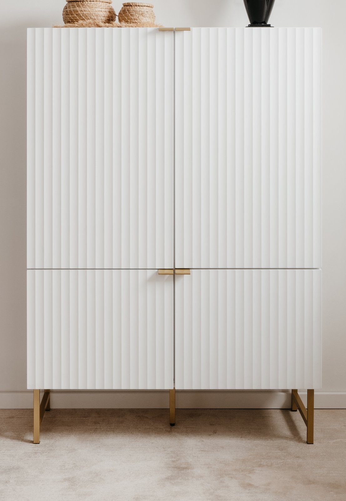 Finori Highboard Edinburgh (Schrank in weiß mit Messing, 100 x 149 cm), 10 Fächer, Soft-Close