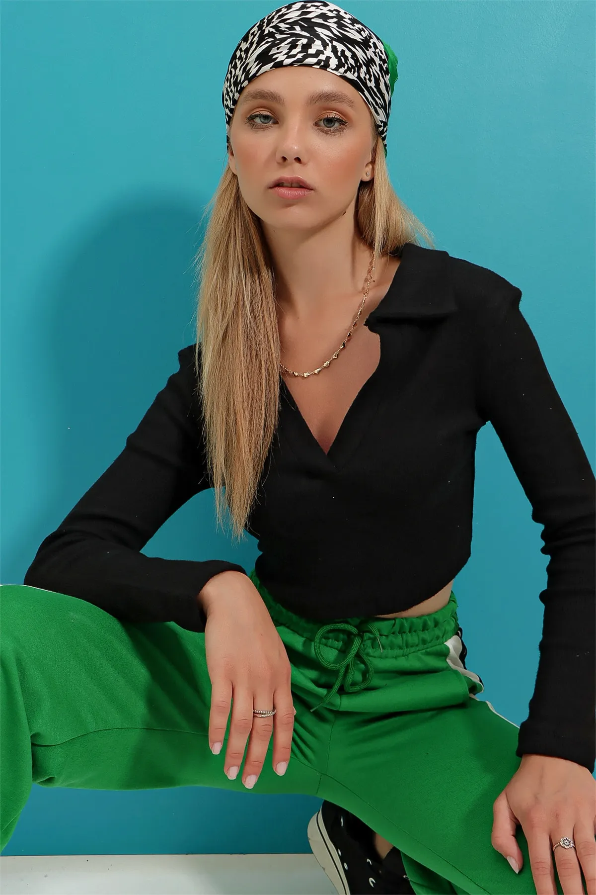 Trend Alaçatı Stili  Schwarze gerippte, weich strukturierte Kurzbluse mit Polokragen für Damen ALC-X7322