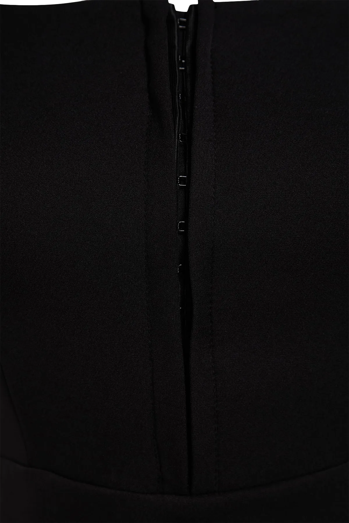 Trendyol Collection  Schwarzes Mini-Webkleid in A-Linie/Glockenform mit quadratischem Ausschnitt TWOSS23EL01929