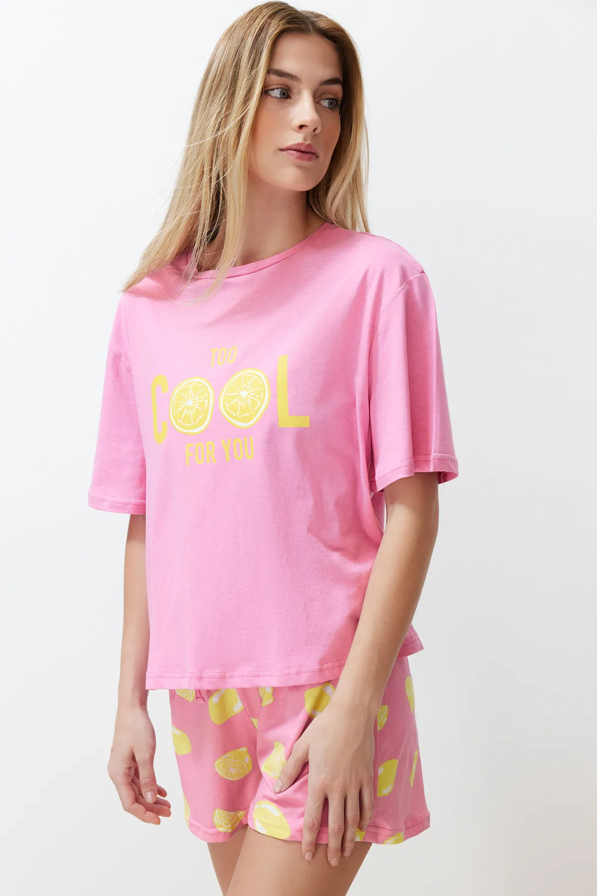 Trendyol Collection  Rosa gestricktes Pyjama-Set aus 100 % Baumwolle mit Slogan Fruit-Print THMSS24PT00226