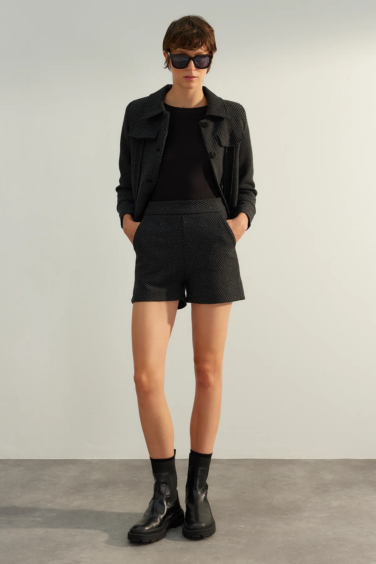 Trendyol Collection  Anthrazitfarbene, hochwertige Webshorts TWOAW24SR00071