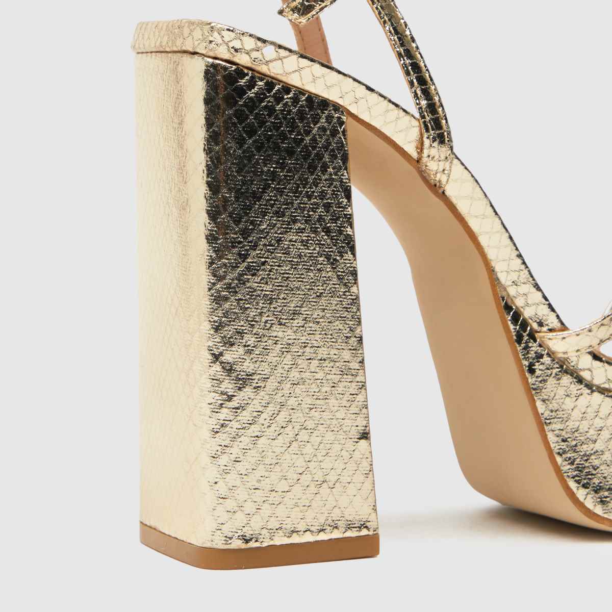 Schuh Skylar kígyó alakú orrú magassarkú cipő arany színben