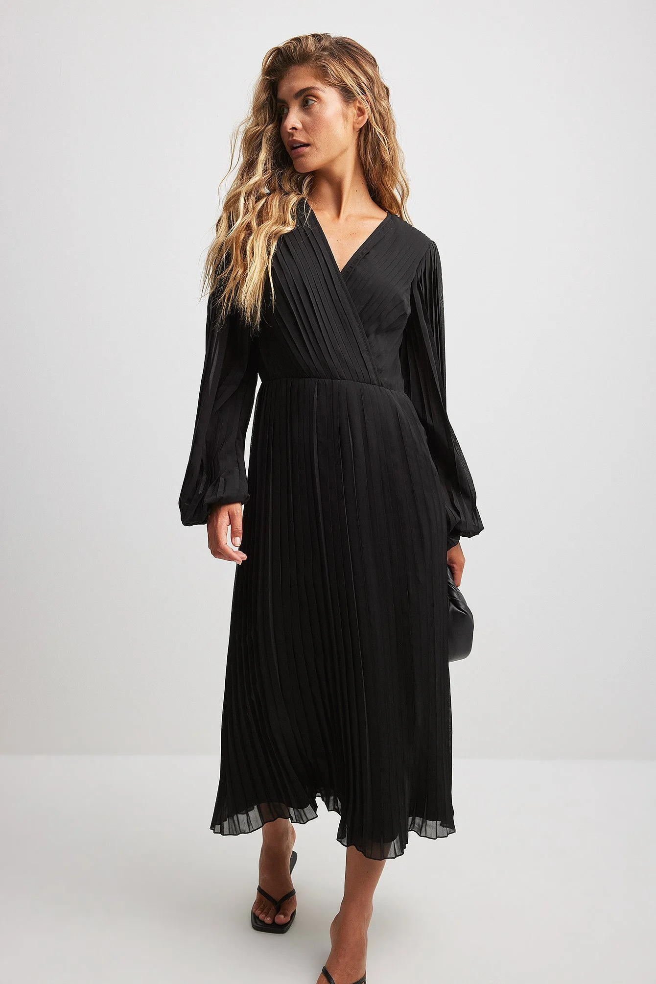 Midikleid mit überlappenden Plisseefalten