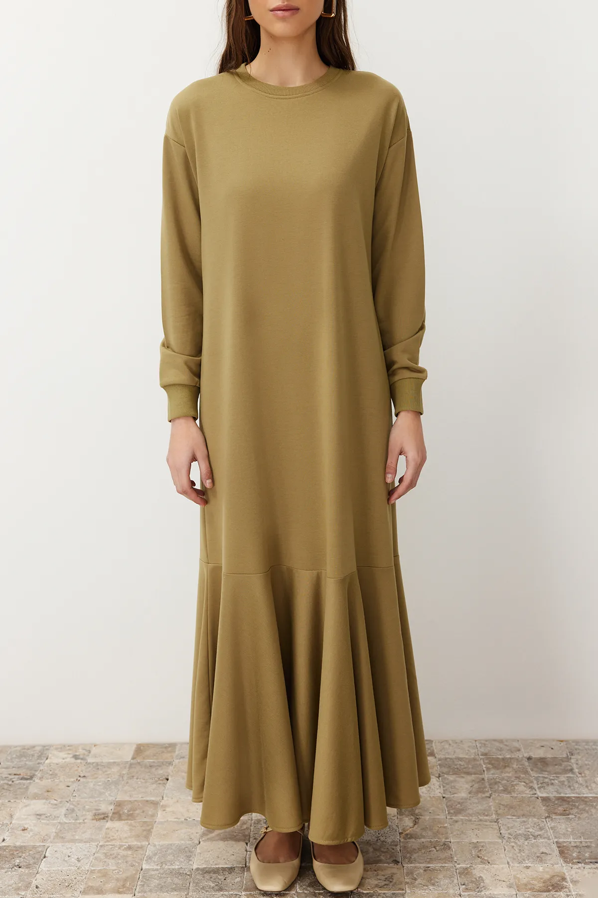 Trendyol Modest  Khakifarbenes Strickkleid mit Rundhalsrock und Volant TCTSS22EB0219