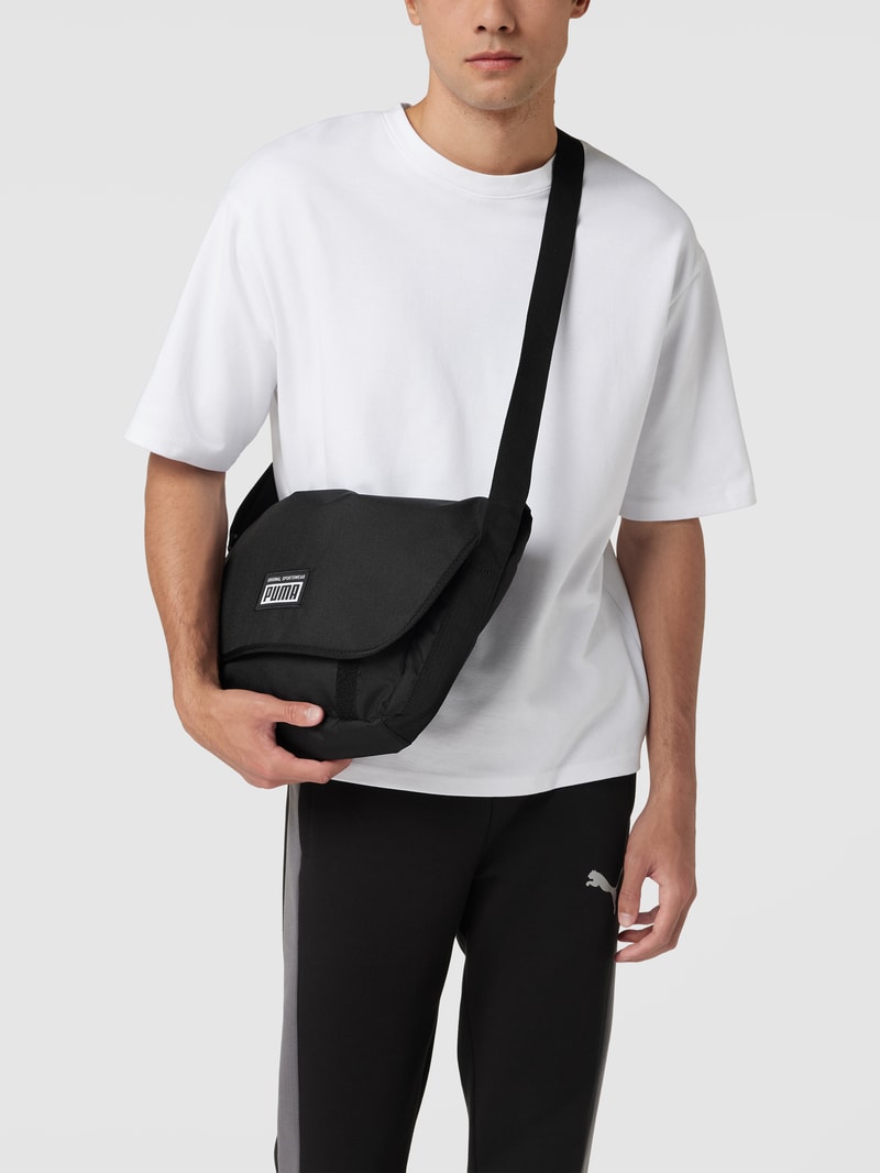 Umhängetasche mit Label-Details Modell 'Academy' in schwarz