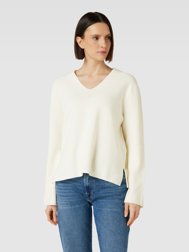 Strickpullover mit abgerundetem V-Ausschnitt in offwhite