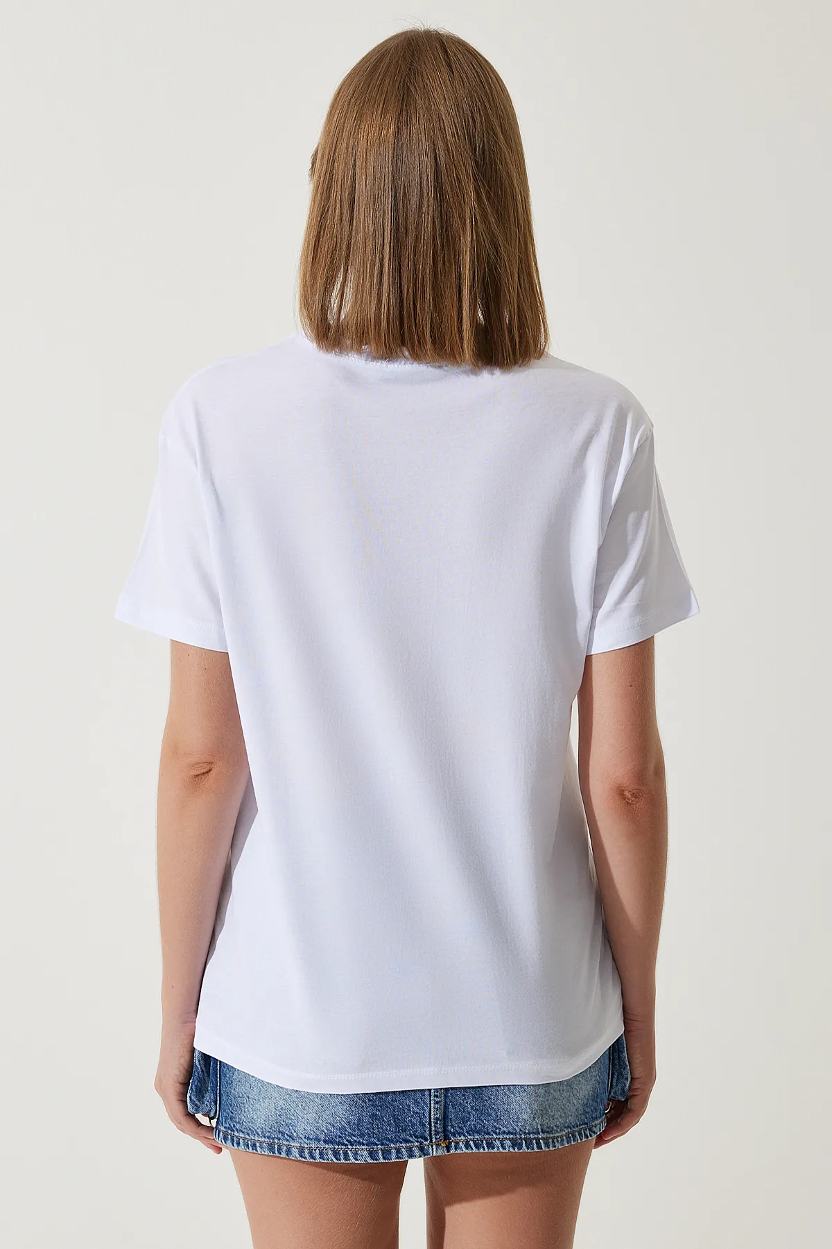 Happiness İstanbul  Weißes Damen-T-Shirt aus Baumwolle mit Herzstickerei MP00026