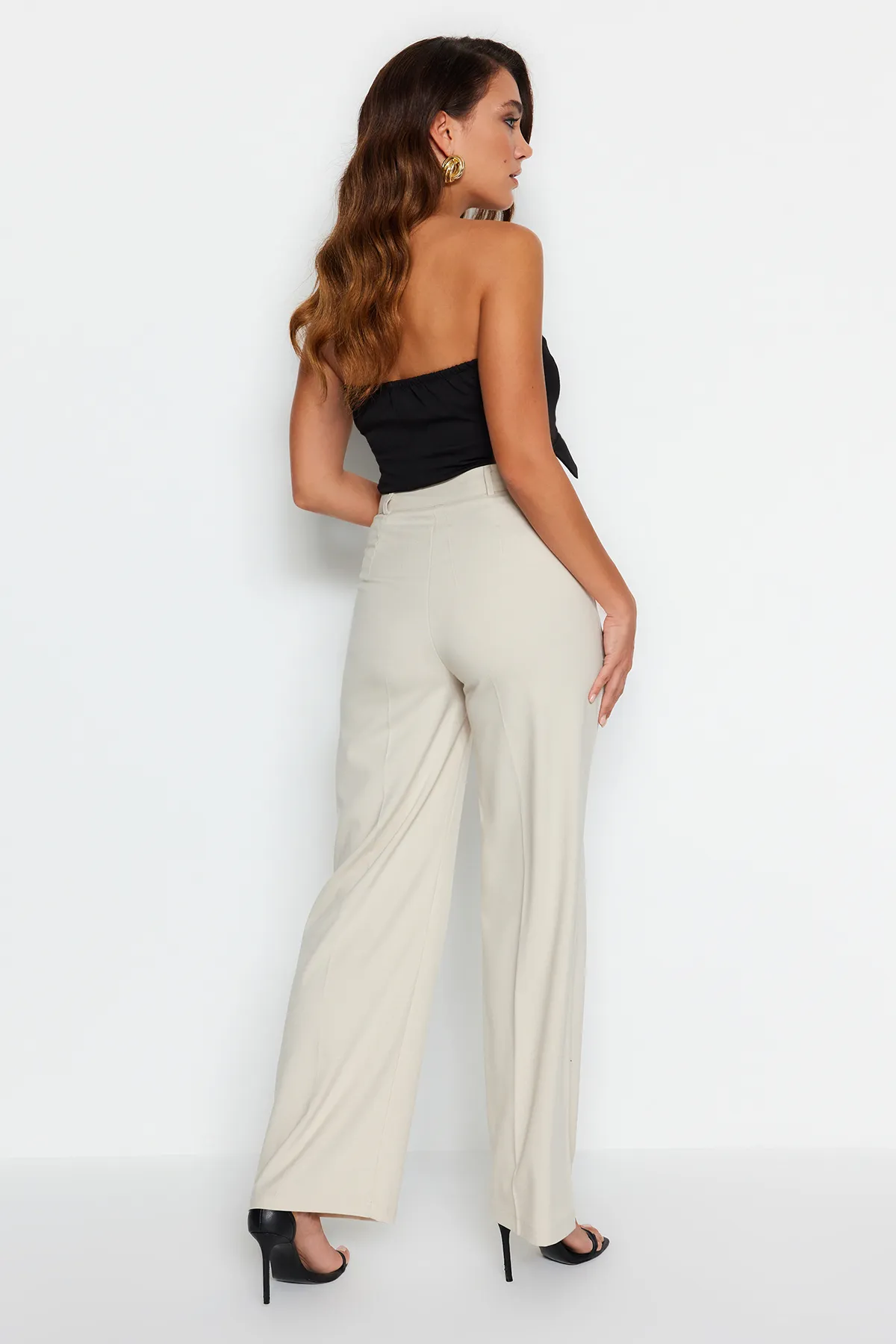 Trendyol Collection  Beige gewebte Hose mit weitem Bein und hoher Taille TWOSS23PL00314