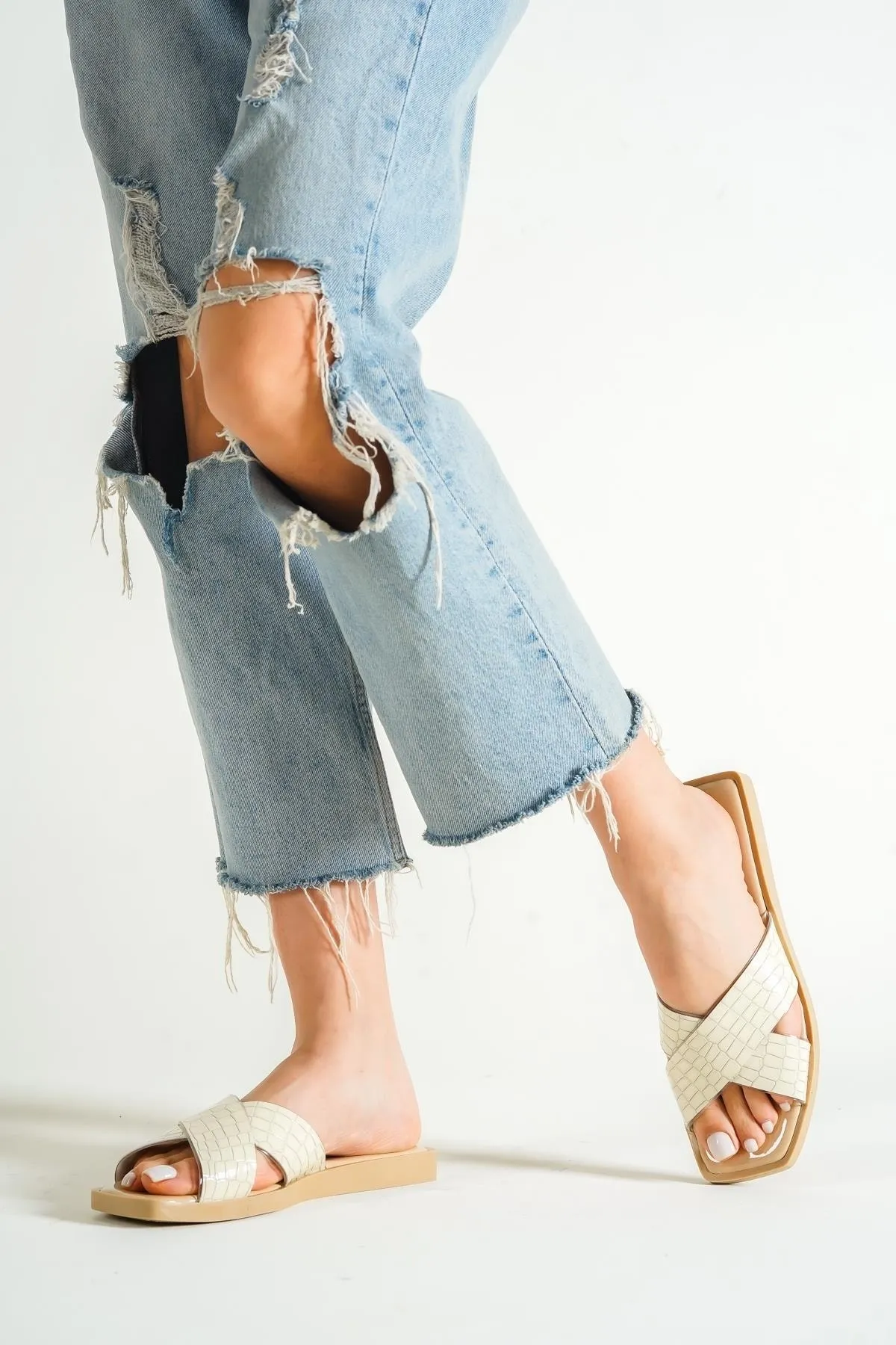 Capone Outfitters  Capone Cross Transparente Riemenpantoffeln