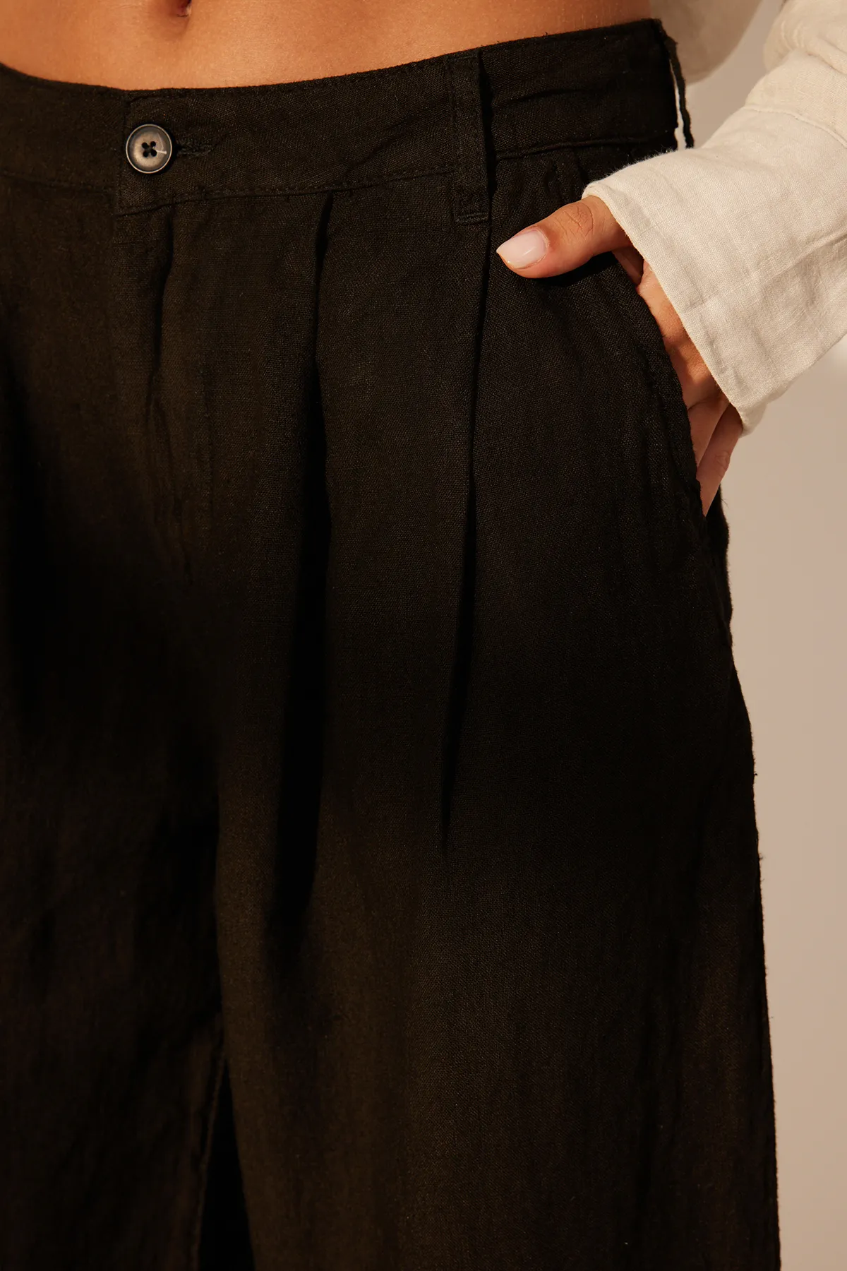 Trendyol Collection  Schwarze Hose aus 100 % Leinen mit hoher Taille TWOSS24JE00243