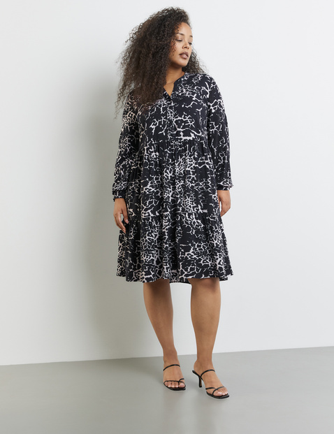 Ausgestelltes Stufenkleid mit Unterkleid