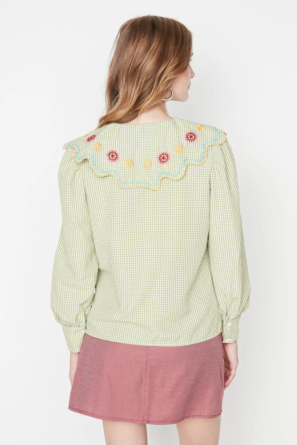 Trendyol Collection  Seersucker-Stickerei-Detail in Grün - Regular Fit Webhemd TWOSS21GO0232