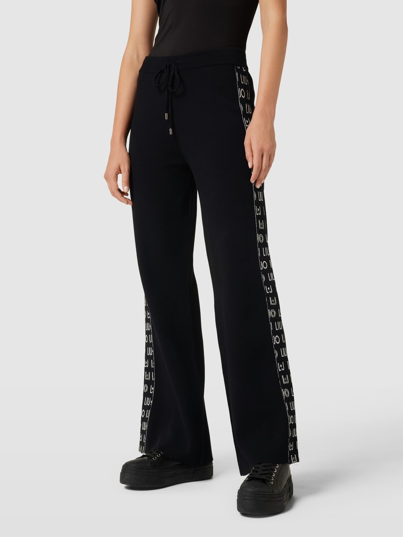 Bootcut Stoffhose mit Label-Muster in schwarz