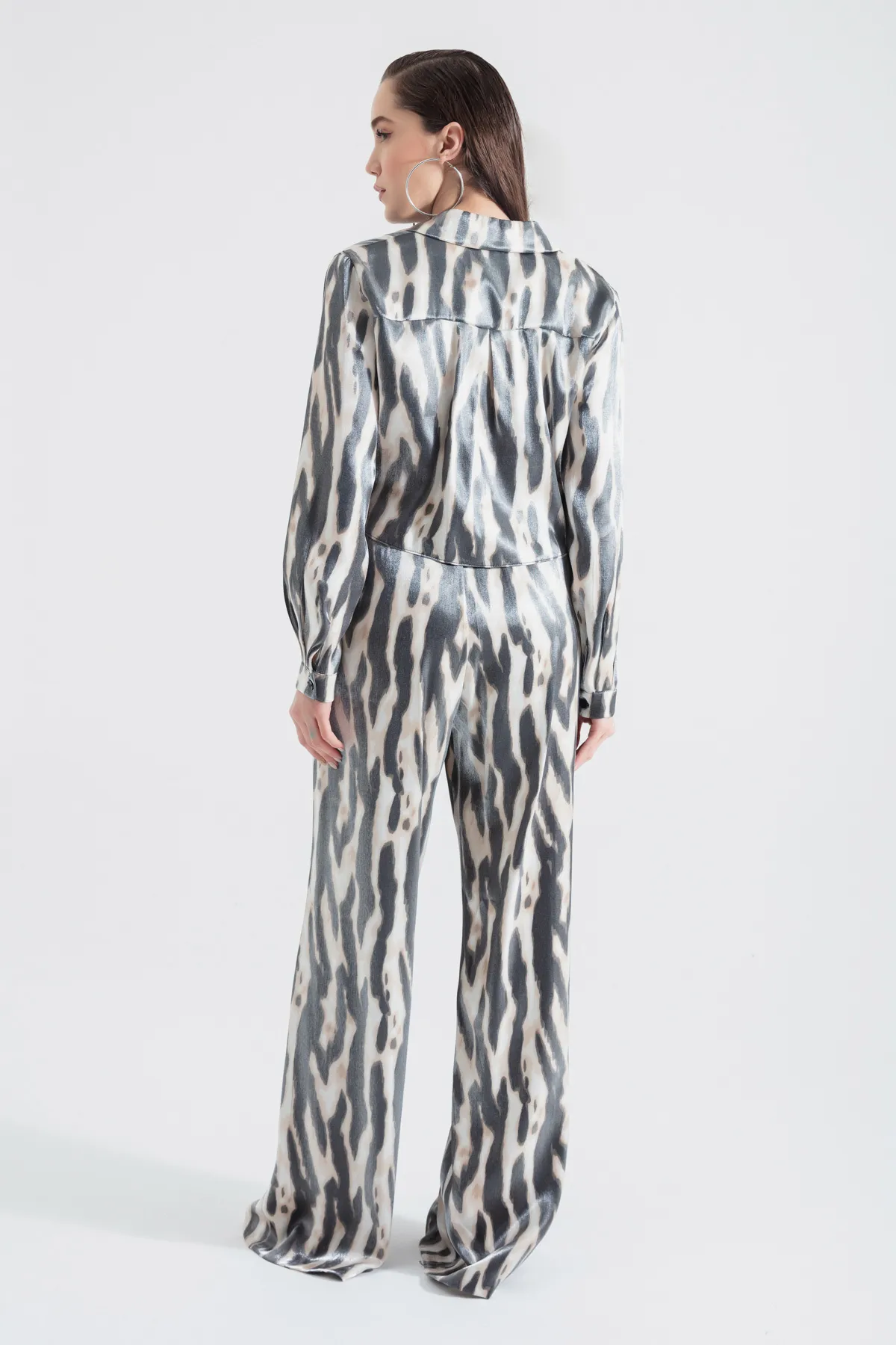Lafaba  Damenanzug mit Nerz-Zebra-Muster und glänzender Struktur