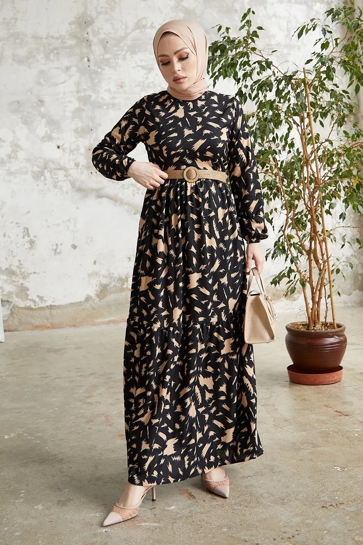 InStyle  Rena Kleid mit Strohgürtelmuster – Schwarz